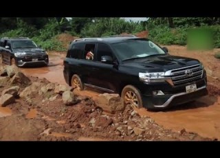 Presidential Convoy Goes Mudding In GHANA