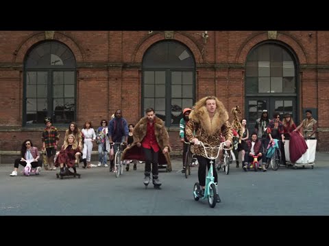 MACKLEMORE RYAN LEWIS THRIFT SHOP FEAT WANZ OFFICIAL VIDEO