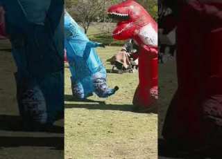 ティラノサウルス達のダンスパフォーマンス 恐竜の着ぐるみ