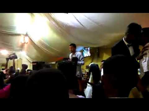 انظرو الى فضيييحه احمد فتح الله يغني وهو في حاله السكر وعدم رغبته في الغناء