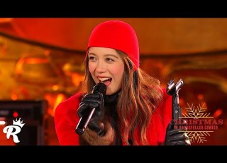  Laufey Santa Claus Is Coming To Town Full Performance Christmas In Rockefeller Center 2025