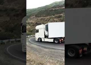 صدای پول خرج کردن راننده های کامیون اینجوری پول خرج میکنند اینجا گردنه تاتو در کشور ارمنستان