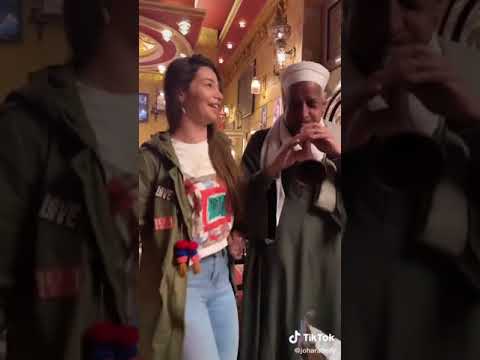 البنت بيضاء بيضاء بيضاء