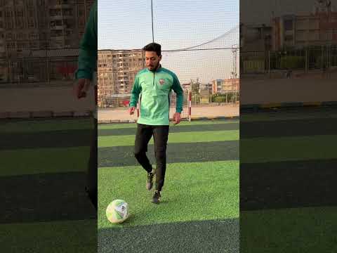 ازاي تعدي ١ Vs ١ علي طريقة ميسي ابوصلاح Football Soccerskills Footballskills ازاي تعدي ١ Vs ١ علي طريقة ميسي ابوصلاح Football Soccerskills Footballskills