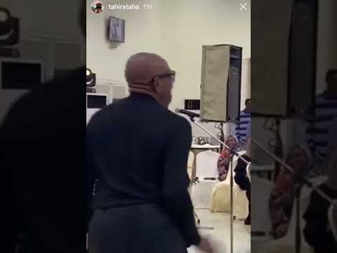 الفنان محمد الامين يضحك من رقيص احد الحضور