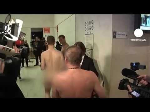 متحف فيينا يخلع ثيابه لساعات في إطار معرض رجال ع راة