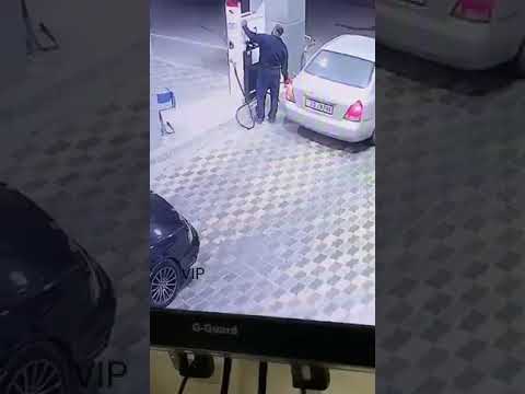 هروب سائق سيارة ورد مفاجئ من عامل محطة الوقود