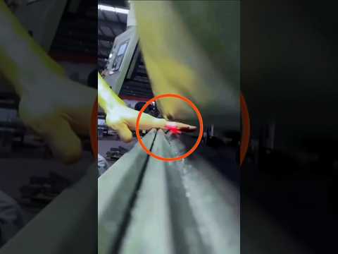 ماذا يحدث إذا علق إصبع عامل تحت شفرة قاطع الورق