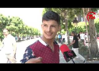 ينفعل أمام كا يا نقصو من لعراء وغطو علينا لحوماتكم تقول في حمام مش في شارع احترمو الرجال