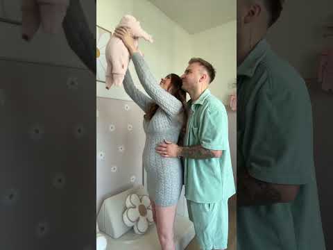 Der Overall Ist Noch Etwas Zu Groß Baby Schwanger Mama Schwabherschaft Eltern