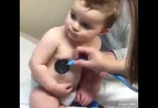 طفل يعجب بالممرضة وينام علي خدها