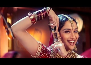 Gale Mein Lal Taai Hum Tumhare Hain Sanam Bela Sulakhe Kumar Sanu Salman Khan MadhuriDixit