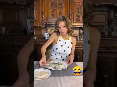 هتأكل ملوخيه بالشوكه والسكينه