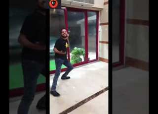  من شدة العاصفة بالقوة قفل الباب