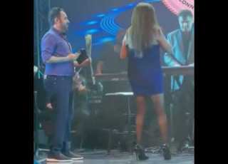  شاهد اليسا تتصرف بوقاحة مع معجب