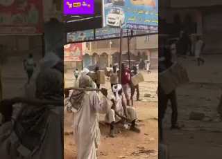  مواطن يتوضأ أثناء عمليات سرقة ونهب بأحد أسواق الخرطوم