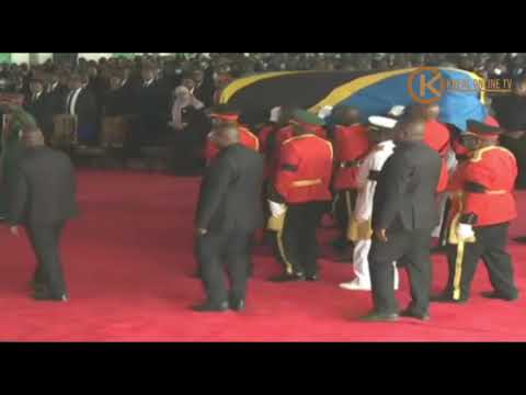 TAZAMA MWILI WA HAYATI MAGUFULI UKIWASILI NYUMBANI KWAKE CHATO KWA IBADA YA KUMUAGA
