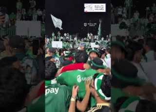  جماهير الاهلي أثناء الاحتفال بمقر النادي يا فقراوي آسيا مافي النصر الهلال