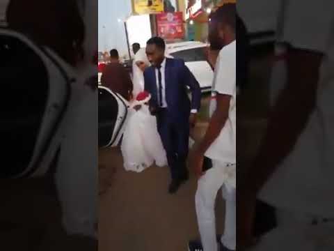 عريس سوداني يتغزل بزوجته امام الجميع