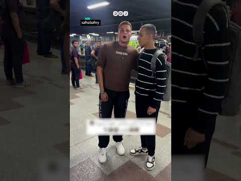 شباب يفاجؤون الركاب ويتلون القرآن الكريم أثناء انتظار وصول المترو داخل إحدى المحطات بالقاهرة