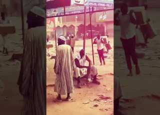 شيخ يتوضأ في هدوء أثناء سـ ـرقة سوق شهير في السودان
