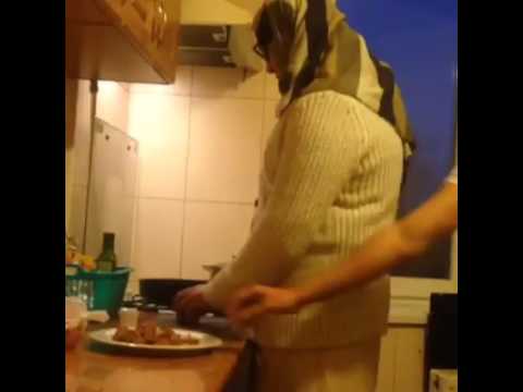 ام وهي في المطباخ و ابنها ام وهي في المطباخ و ابنها