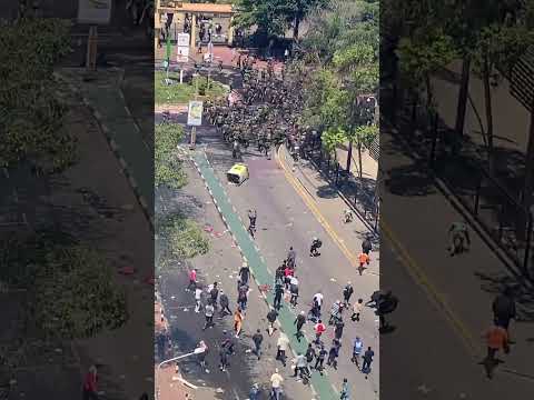 POLICE RUN AWAY FROM ANGRY PROTESTORS Chaos In CBD As GEN Z S Chase Police Officers