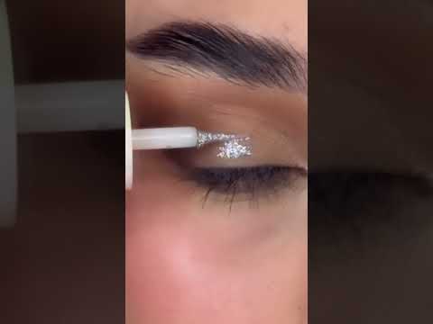 مكياج للعيون مناسب لفستان لون احمر