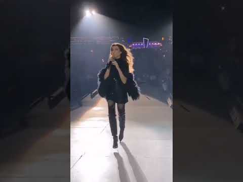 نانسي عجرم تركض علي المسرح ك الفراشة وهي تغني بحفل مدل بيست