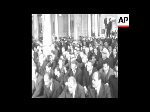 سند ۱۰ ۳ ۶۸ گامل ناصر برای نمازهای جشنواره بایرام به مسجد می رود