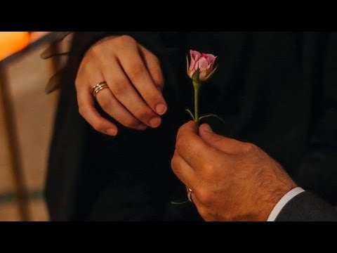 والعشق يقودني نحو عيونك نحو جفونك وهي تشدني بدون موسيقى والعشق يقودني نحو عيونك نحو جفونك وهي تشدني بدون موسيقى