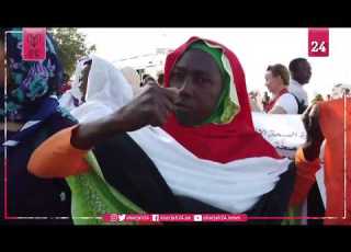 في اليوم العالمي لمكافحة العنف ضد المرأة مئات النساء يتظاهرن في الخرطوم