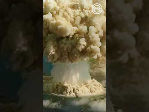 تجربة ضرب قنبلة نووية تحت الماء Shorts تجربة ضرب قنبلة نووية تحت الماء Shorts