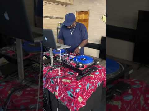 The DJs Den In Southwest Detroit Scratching Thedjsden Scratch Djs Turntable