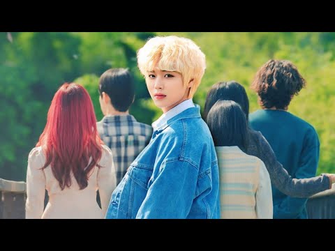 طالب جميل ينظم لمدرسة خاصة وكل الطالبات يقعن في حبه الا طالبة وحدة والتي كان يحاول التقرب منها