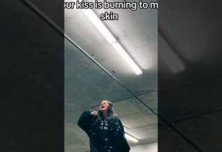 بنت اجنبيه تغني اغنيه اجنبيه