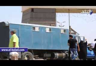 وصول المتهمين باقتحام سجن بورسعيد إلى مقر محاكمتهم