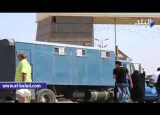  وصول المتهمين باقتحام سجن بورسعيد إلى مقر محاكمتهم