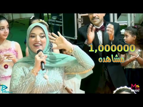 لما ام العروسه يكون صوتها حلو هيا واولادها ويعملو مفاجاه حلوه للعريس والعروسه ويغنوه اغنية