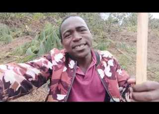  Msukuma Akiwa Anaongea Na Simu