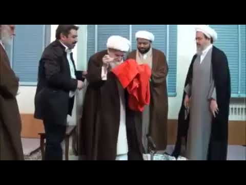 المرجع الراحل الشيخ لطف الله الصافي الكلبيكاني عند إستلامه راية مشهد الإمام الحسين عليه السلام