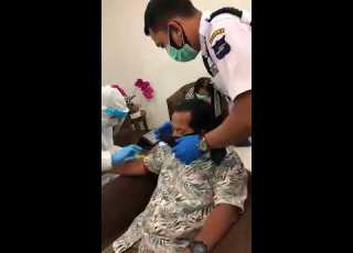 شاهدوا شده خوف هذا الرجل الصيني عند حقنه الابره مضحك جدا