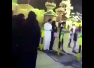 محتسبة تنزع سلك سماعة أثناء تشغيل شيلة ف الطايف