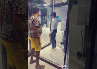 حمو بيكا و حسن شكوش حسن الباب مش عوز يفتح احسن مسخره