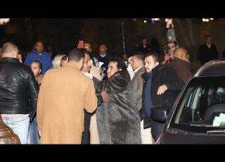  رغم مرضه شاهد حضور الفنان الكبير احمد عدوية لمواساة الفنان حكيم بعـ زا شقيقه