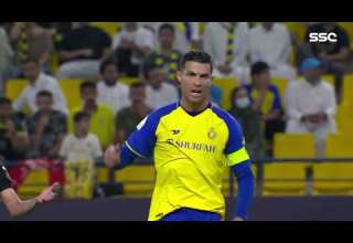 لقطة غضب كرستيانو رونالدو وحصوله على بطاقه صفراء بعد اطلاق حكم المباره صافرة نهاية الشوط الاول