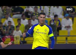 لقطة غضب كرستيانو رونالدو وحصوله على بطاقه صفراء بعد اطلاق حكم المباره صافرة نهاية الشوط الاول