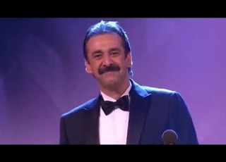 بكاء كريم عبدالعزيز لحظة تكريمه من منى زكي في مهرجان القاهرة السينمائي