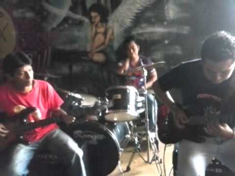 Grupo DESENTONADOS Cover Peces Iguanas OCTAVO SEMESTRE ADMON CUNSUROC