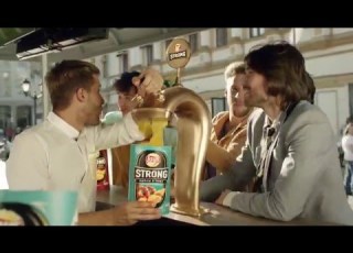  В мужской компании вкуснее с Lay S Strong